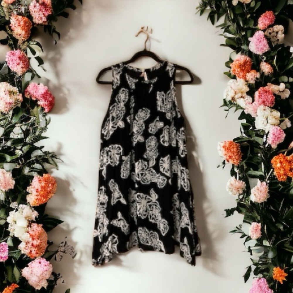 True Destiny Black & White Floral Print Sleeveless Dress